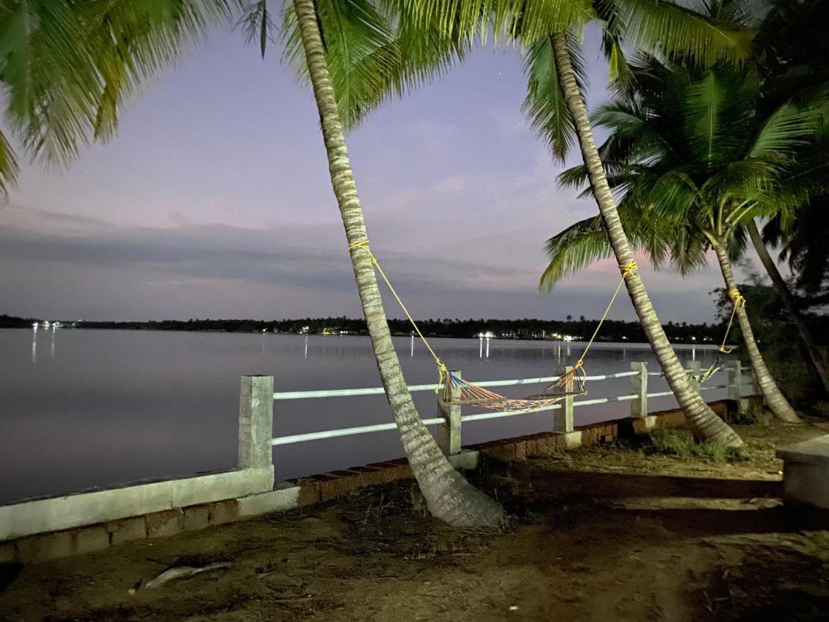 Candlehut Homestay Nīleshwar エクステリア 写真