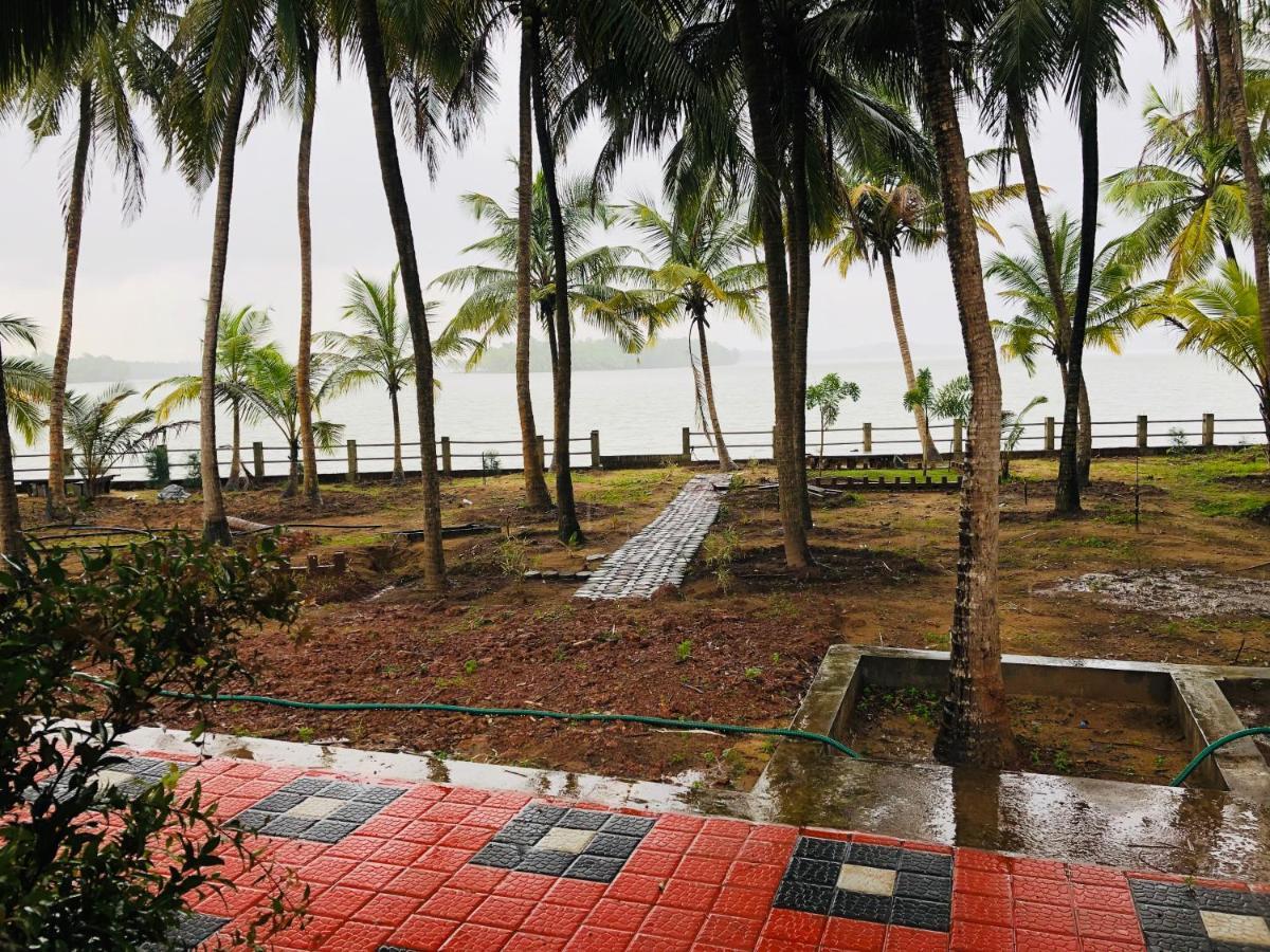 Candlehut Homestay Nīleshwar エクステリア 写真