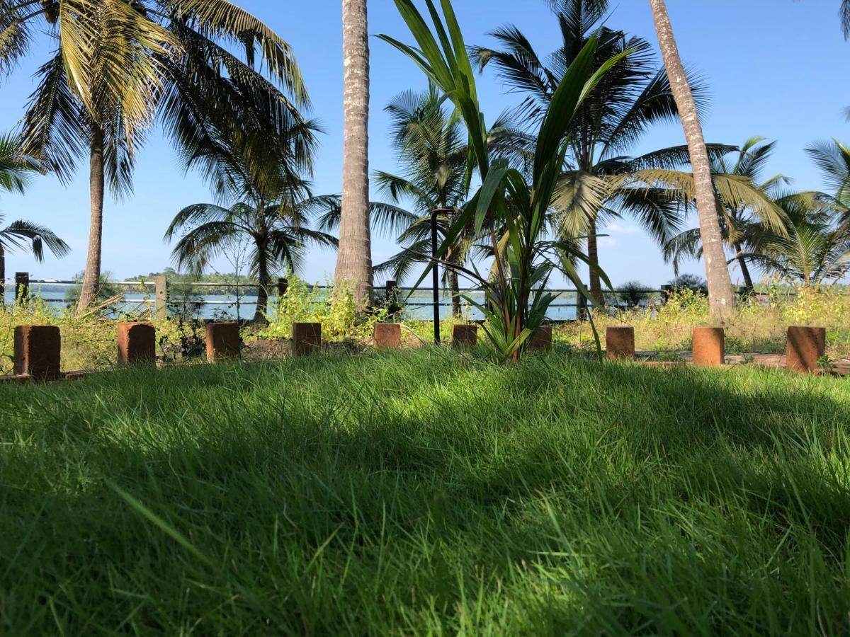 Candlehut Homestay Nīleshwar エクステリア 写真