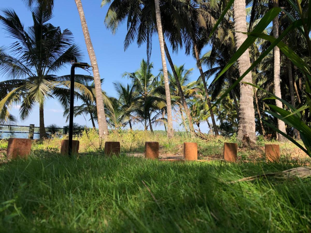 Candlehut Homestay Nīleshwar エクステリア 写真
