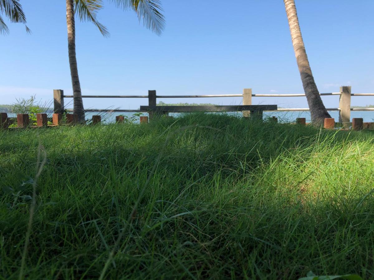 Candlehut Homestay Nīleshwar エクステリア 写真